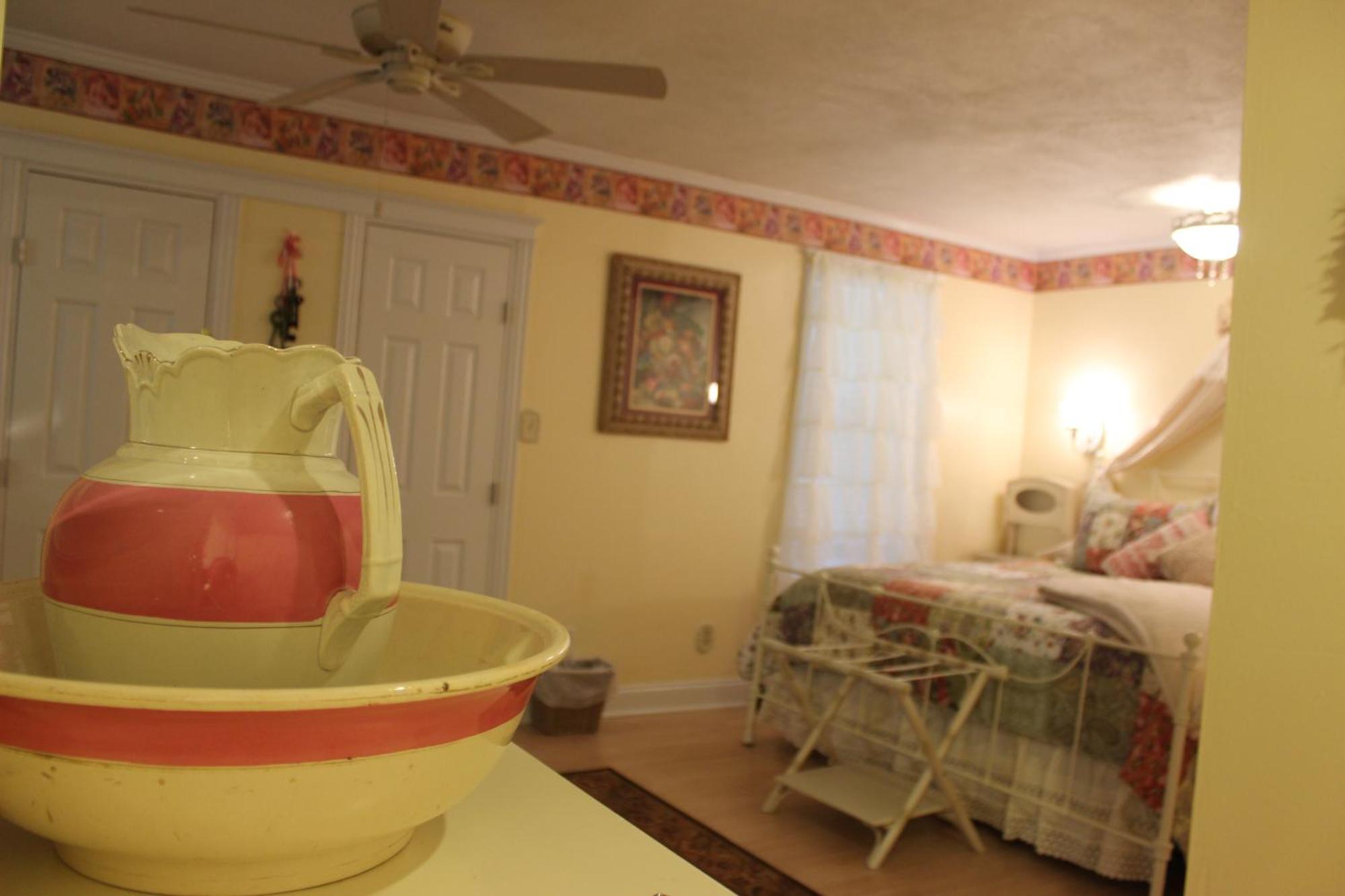 Book Nook Inn Lumberton Room photo